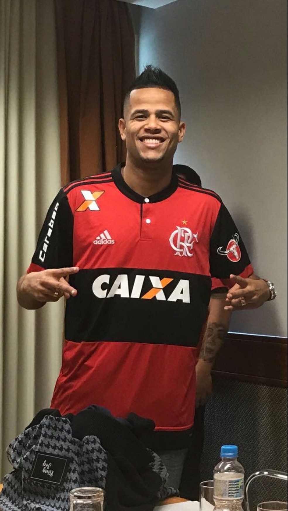 Geuvânio posa com camisa do Flamengo (Foto: Reprodução / twitter)
