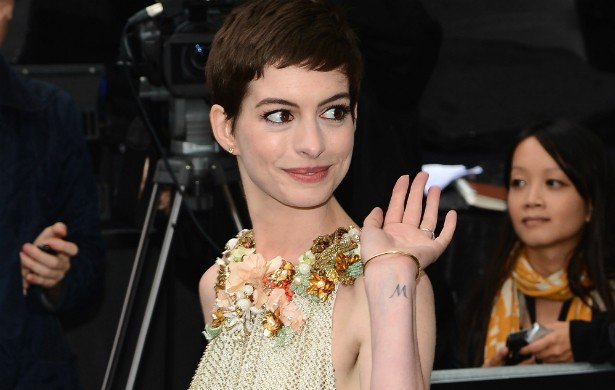 Anne Hathaway tem uma letra "M" no pulso. Ela nunca explicou o significado. (Foto: Getty Images)