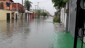 No Bairro Cajazeiras, ruas ficaram entupidas após chuva forte. Moradora reclama que o único bueiro de uma rua está entupido com lixo (Foto: Carlos Augusto/Arquivo Pessoal)