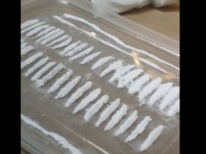 Imagens mostram bandeja com fileiras de um pó branco, supostamente cocaína (Foto: Reprodução/YouTube)