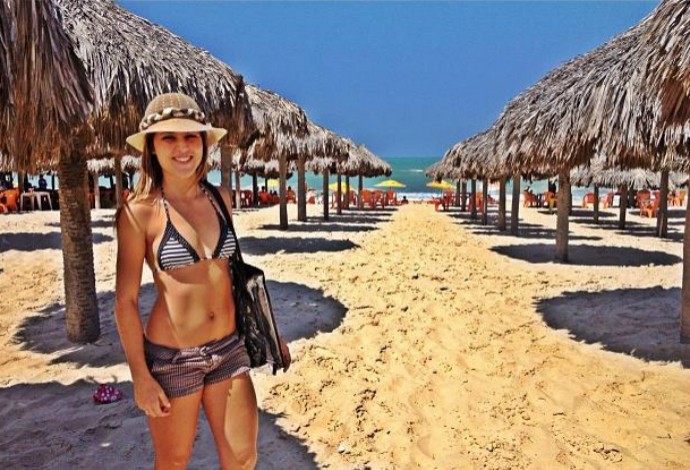 Leticia Bufoni mostra boa forma de biquíni na praia (Foto: Reprodução / Facebook)