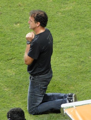 Cuca, técnico do Atlético-MG, de joelhos nas cobranças de pênalti (Foto: Léo Simonini)
