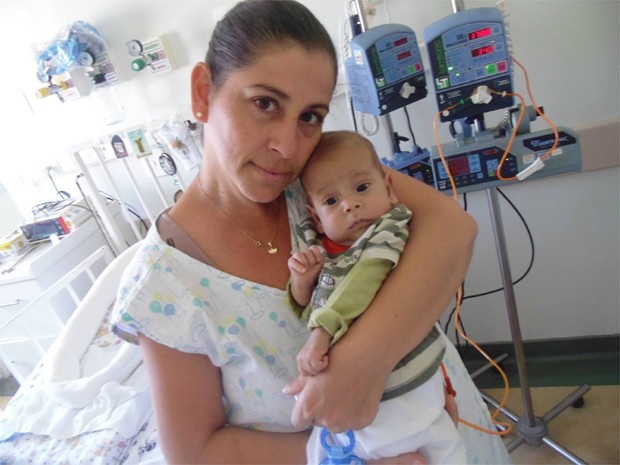 Davi Miguel e a mãe, Dinea Gama, no Hospital Regional de Franca (Foto: Divulgação)