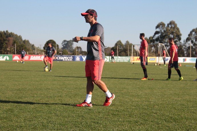 Zé Ricardo tem o elenco quase todo à disposição para domingo (Foto: Andrey Menezes/Fla TV)