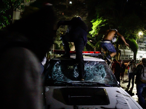  Manifestantes depredam viatura da Polícia Civil durante ato contra o impeachment de Dilma Rousseff no Largo do Arouche, no centro de São Paulo, nesta quarta-feira (31) (Foto: Fábio Vieira/Fotorua/Estadão Conteúdo)