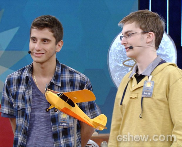 Paulo e Mateus mostraram seu invento no palco e levaram o prêmio (Foto: Caldeirão do Huck/TV Globo)