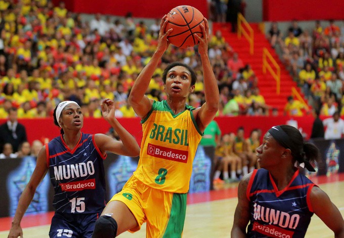 iziane Jogo das Estrelas Basquete LBF brasil x LBF mundo (Foto: Celio Messias/inovafoto) iziane Jogo das Estrelas Basquete LBF brasil x LBF mundo (Foto: Celio Messias/inovafoto)