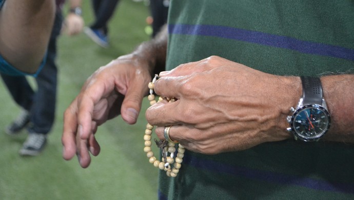 ABC terço mãos Hélio dos Anjos (Foto: Jocaff Souza/GloboEsporte.com)