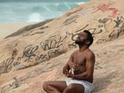 Lázaro Ramos grava cenas em praia da Zona Oeste do Rio