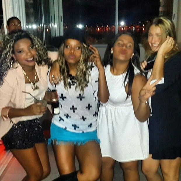 MC Ludmilla, Roberta Rodrigues e Sasha com uma amiga em festa na Zona Sul do Rio (Foto: Instagram/ Reprodução)