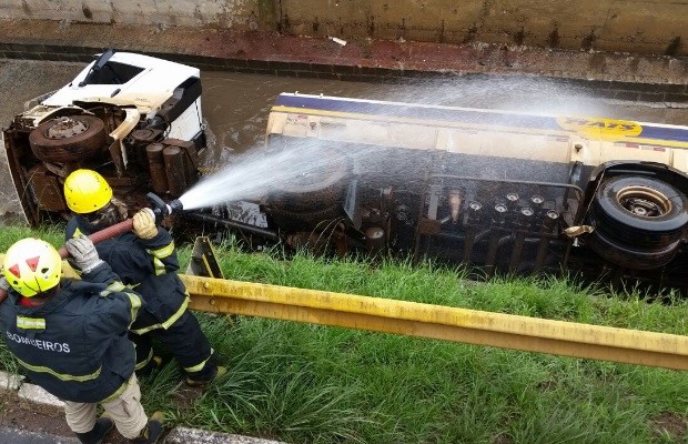 Caminhão-tanque cai dentro de córrego na Marginal Botafogo, em Goiânia, GOiás 2 (Foto: Divulgação/Corpo de Bombeiros)
