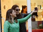 Giovanna Antonelli tira 'selfie' com fã no Rio