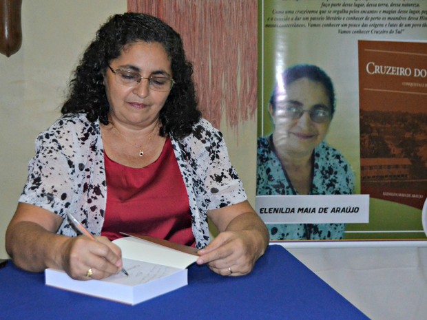 A professora de história Elenilda Maia de Araújo lançou livro que conta história de Cruzeiro do Sul (Foto: Adelcimar Carvalho/G1)