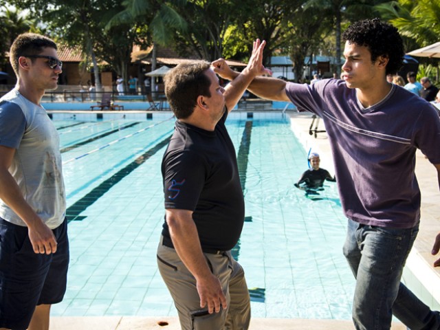 Personagem De Leicam Da Soco Na Cara E Cai Na Piscina Assista Ao Making Of Da Cena Extras Rede Globo