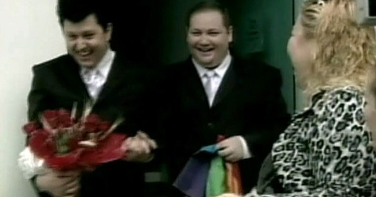 Bom Dia Brasil Certidão do º casamento civil gay é entregue no Dia do Orgulho LGBT