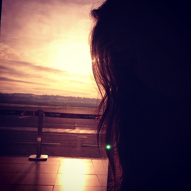 Bruna Marquezine posta foto do sol nascendo em aeroporto (Foto: Instagram)