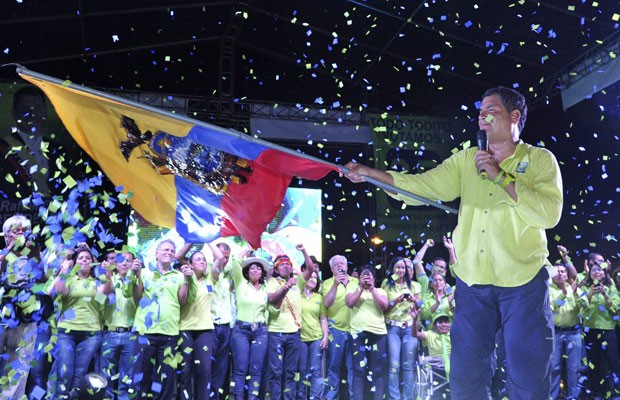 Rafael Correa, em seu comício final em Guayaquil (Foto: Gary Granja/Reuters)