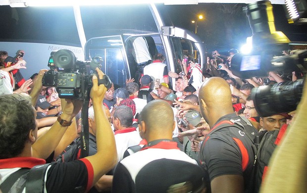 Desembarque do Flamengo (Foto: Janir Júnior / Globoesporte.com)