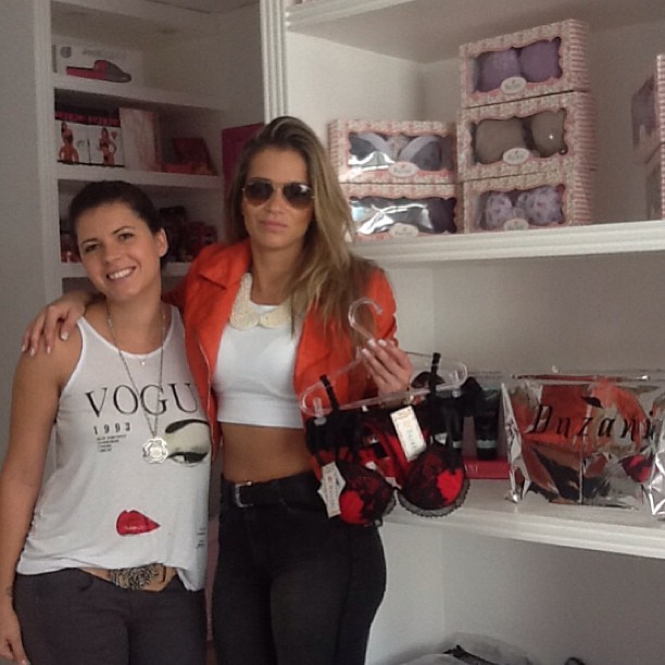 Ego Fani Pacheco Mostra Barriga Sequinha Em Compras De Lingerie