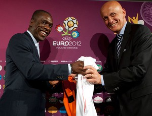 Clarence Seedorf e Pierluigi Collina, Euro (Foto: Agência AFP)