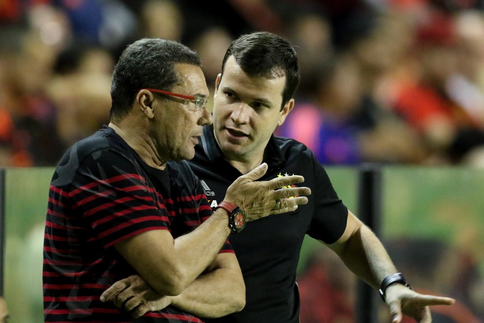 Luxemburgo teve ajuda de Daniel Paulista, assistente-técnico do Sport (Foto: Antônio Carneiro / Pernambuco Press)