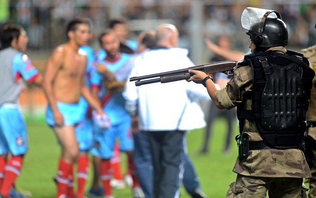 confusão jogo Atlético-MG Arsenal Sarandi policia (Foto: AP)