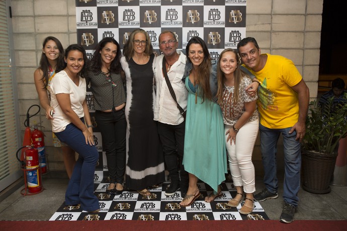 Mister Brau Elenco Direção E Equipe Se Reúnem Para Assistir à