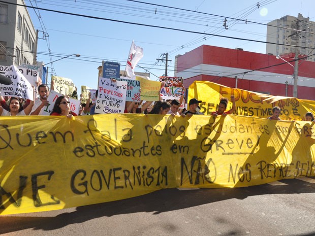 Estudantes e servidores da UFMS fazem protesto no centro de Campo Grande, MS (Foto: Tatiane Queiroz/G1MS)