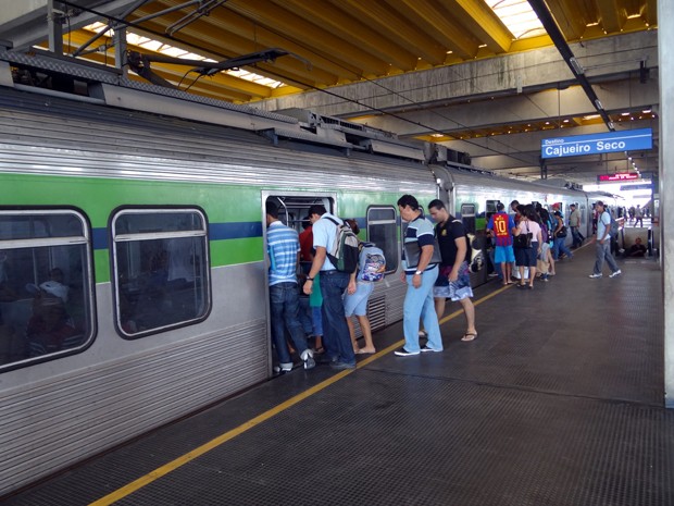 Trem do metrô que segue até Cajueiro Seco, em Jaboatão. (Foto: Katherine Coutinho / G1)