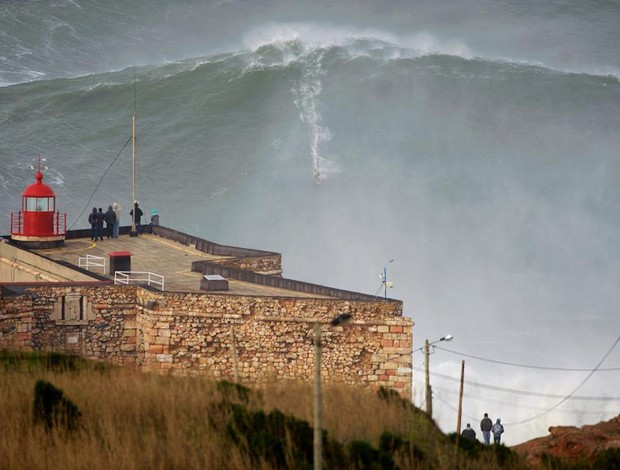 onda gigante surfe portugal (Foto: Reprodução/ZON North Canyon)