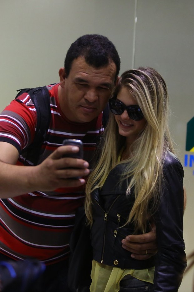 Bárbara Evans no aeroporto (Foto: Marcello Sá Barreto e Rodrigo dos Anjos / AgNews)