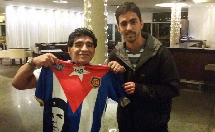 Maradona recebe camisa do Madureira (Foto: Madureira Arena Akxe)