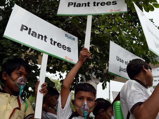 Jovens pedem mais árvores em Nova Deli (Foto: AFP Photo)