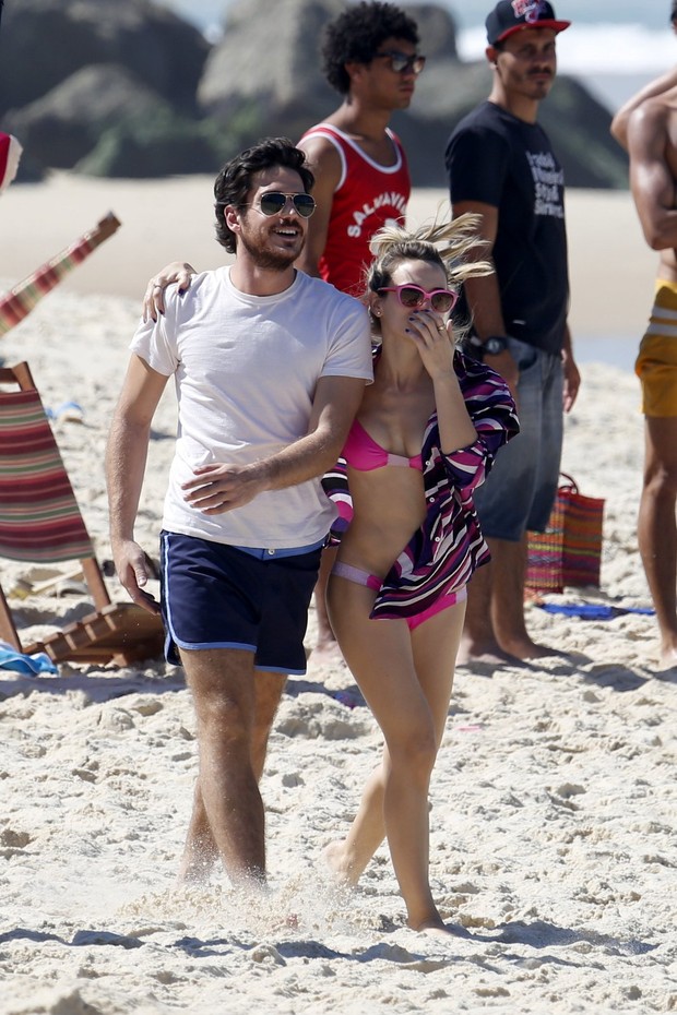 Bianca Bin e Marco Pigossi gravam na praia (Foto: Gil Rodrigues / Foto Rio News)