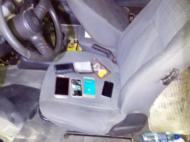 Celulares e carteira foram encontrados dentro de carro de trio em João Pessoa durante bloco Muriçocas do Miramar (Foto: Capitão Deuslânio/Polícia Militar da Paraíba)