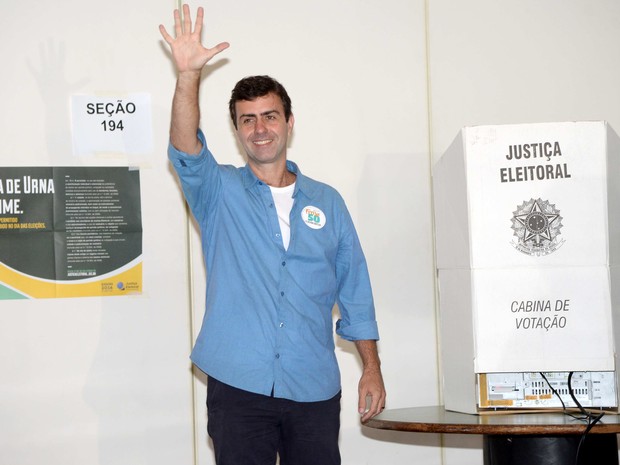 O candidato do PSOL à Prefeitura do Rio, Marcelo Freixo, vota no Leblon, na Zona Sul (Foto: Celso Puro/Fotoarena/Estadão Conteúdo)