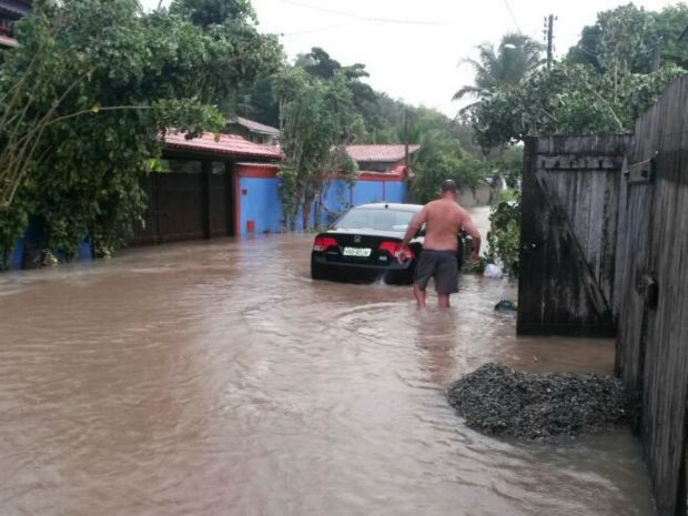 Chuva atinge Santa Cruz Cabrália desde sexta-feira (6) (Foto: RADAR64.COM / Divulgação)