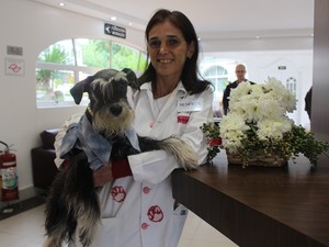Idealizadora do projeto trabalha há 20 anos com pet terapia  (Foto: Rafaella Mendes/G1)