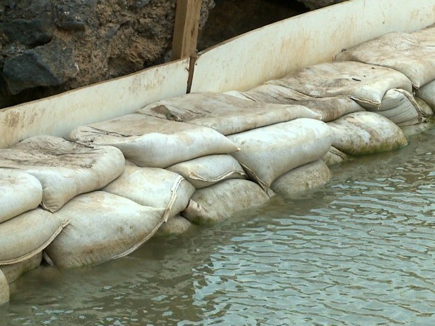Sacos com areia foram usados para fazer barragem de contenção (Foto: Reprodução/Rede Amazônica Acre)