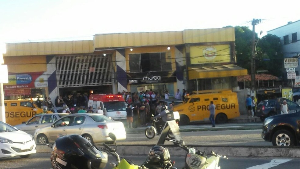 Ataque ao carro-forte aconteceu em frente a shopping localizado na avenida Abel Cabral, em Nova Parnamirim (Foto: Patrícia Figueiredo)