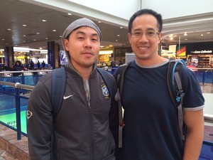 Steve Choi e o amigo Jonathan Fong vieram dos EUA para ver o Mundial (Foto: Rafaella Fraga/G1)