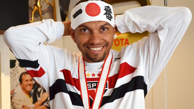 Amoroso coloca faixa japonesa na cabeça ao lembrar do Mundial de Clubes de 2005 (Foto: Murilo Borges / Globoesporte.com)