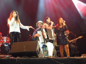 Dominguinhos toca com a filha  Liv Moraes e Elba Ramalho  (Foto: Thomás Alves/Da TV Asa Branca)