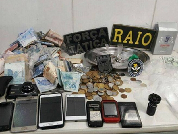 Na residência a polícia apreendeu 20 gramas de maconha, aparelhos celulares e um carregador de munição para revólveres (Foto: SSPDS/Divulgação) Na residência a polícia apreendeu 20 gramas de maconha, aparelhos celulares e um carregador de munição para revólveres (Foto: SSPDS/Divulgação)