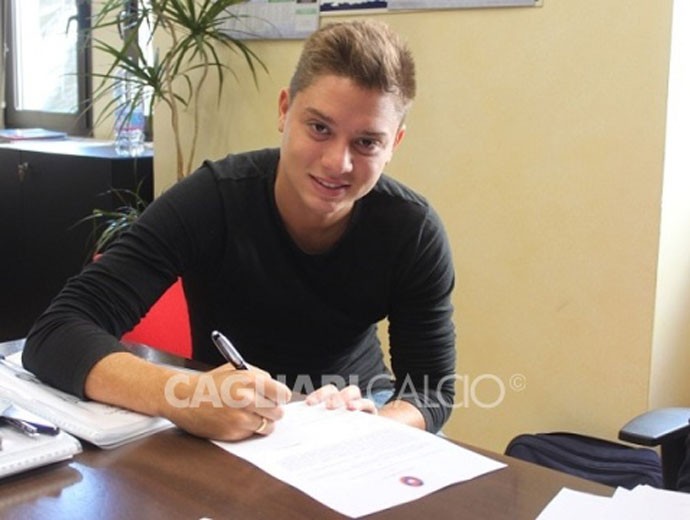 Adryan assina contrato Cagliari (Foto: Divulgação/Site Oficial do Cagliari)