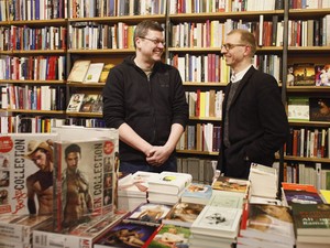 Juergen e Veit, donos da livraria gay Loewenherz, em Viena (Foto: Leonhard Foeger/Reuters) Juergen e Veit, donos da livraria gay Loewenherz, em Viena (Foto: Leonhard Foeger/Reuters)