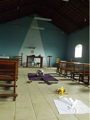 Imagens quebradas capela Mercês, MG (Foto: Ana Paula Melo/Arquivo Pessoal)