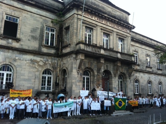 No início do mês, médicos promoveram  'abraço coletivo' em volta da Santa Casa de Misericórdia, durante protesto (Foto: Tiago Melo/G1 AM)
