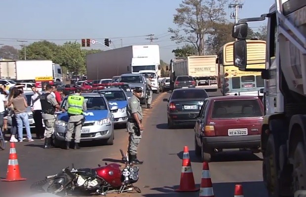 Motociclista morre em acidente na GO-080 em Goiânia, Goiás (Foto: Reprodução/ TV Anhanguera)