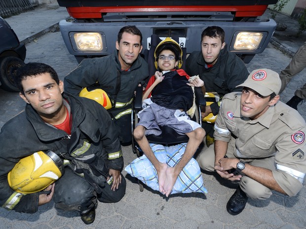 Marllon com os bombeiros (Foto: Bernardo Coutinho/ Jornal A Gazeta)